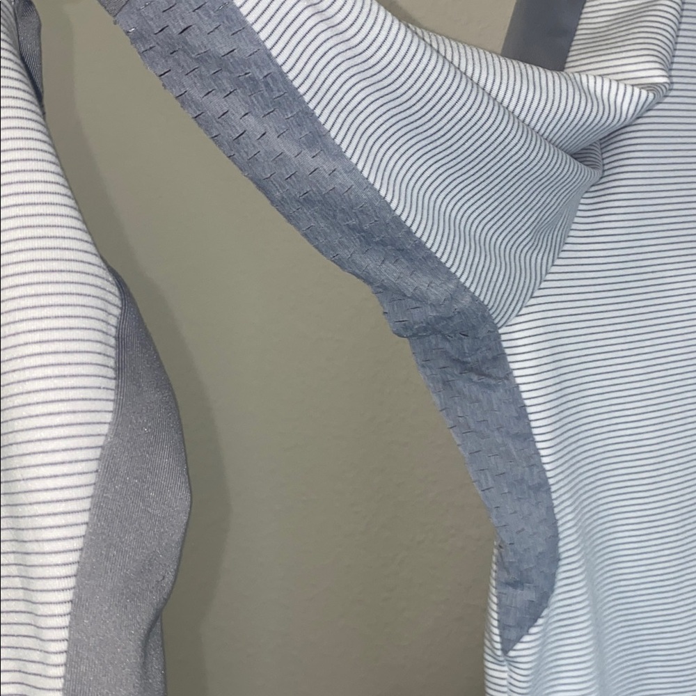 🪿Callaway Men's 1/4 Zip golf pullover in a light grey and white striped pattern! - Picture 8 of 9